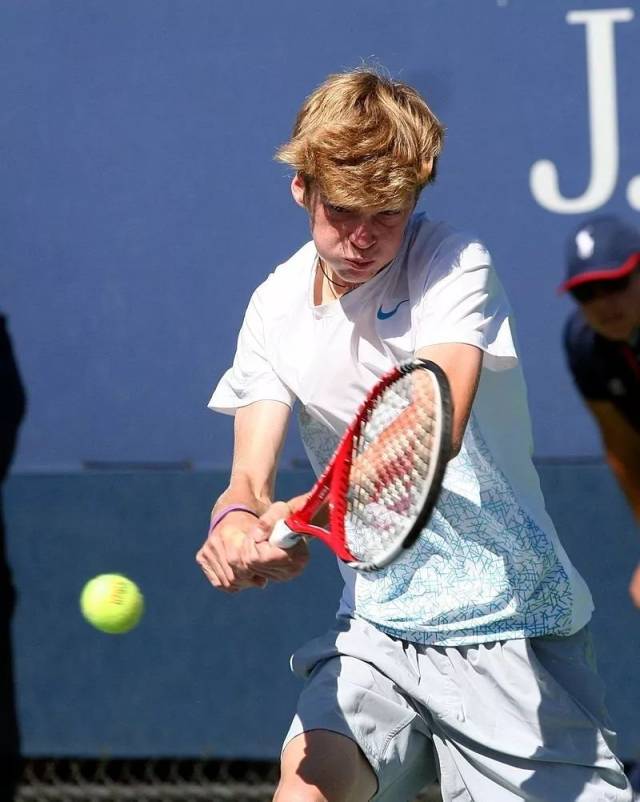 仅凸显了足 仅凸显了足